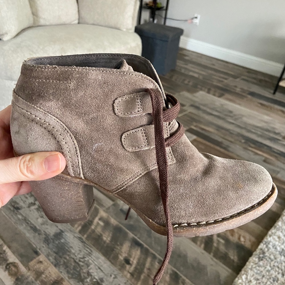 Barely worn. Like new.  Excellent